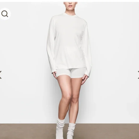 Skims BOYFRIEND LONG SLEEVE T-SHIRT - Picture 2 of 7